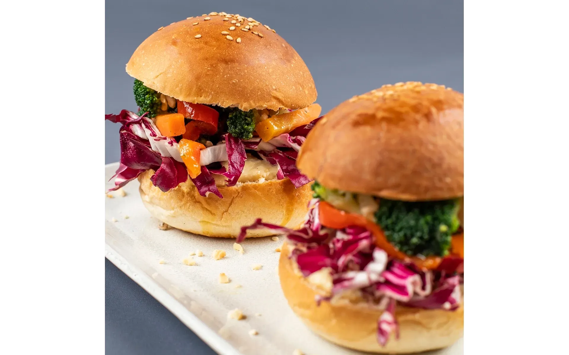 Mini burger con hummus, verdure, radicchio e nocciole - Ricette Orogel