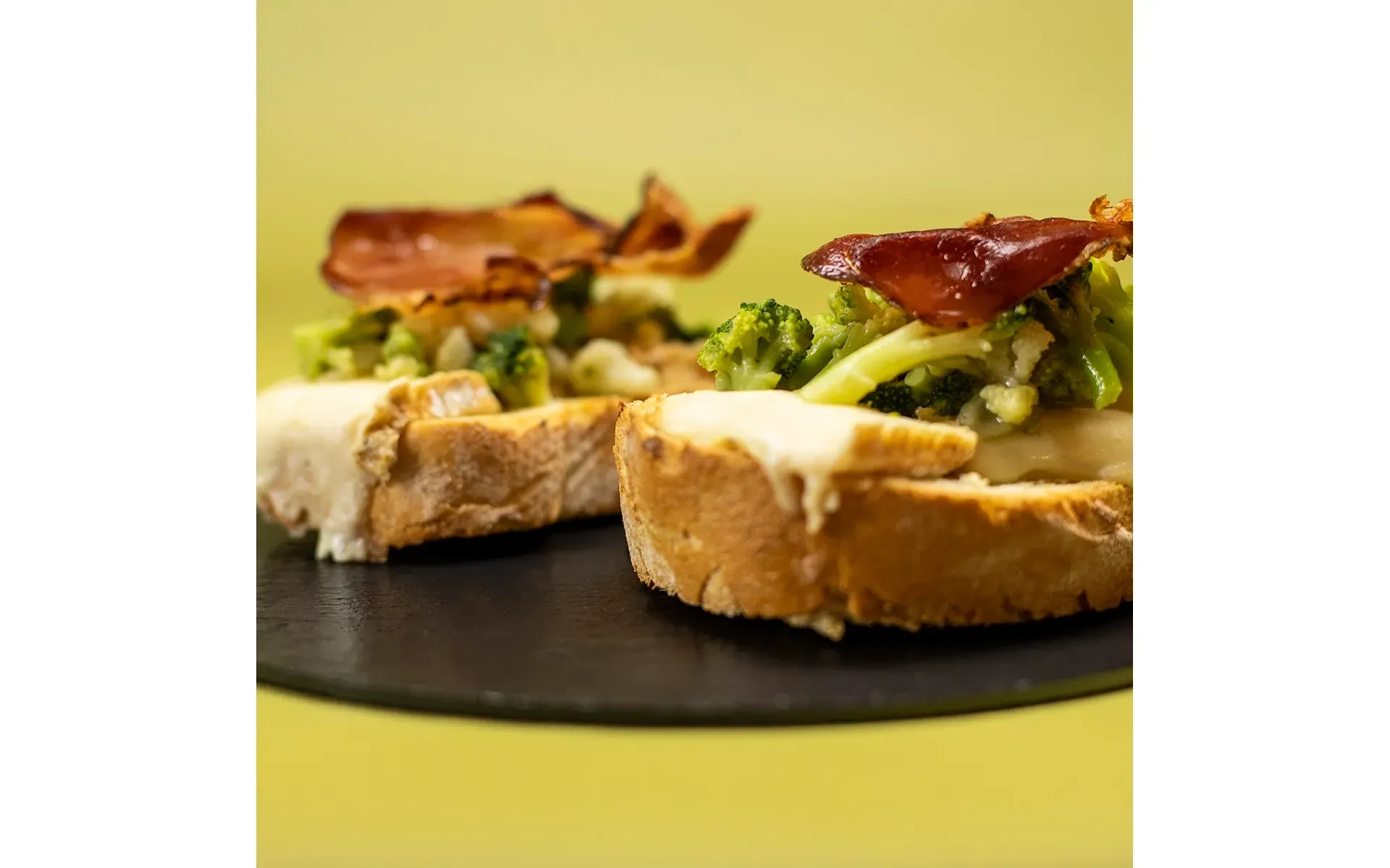 Crostini con verdure, speck e taleggio - Ricette Orogel