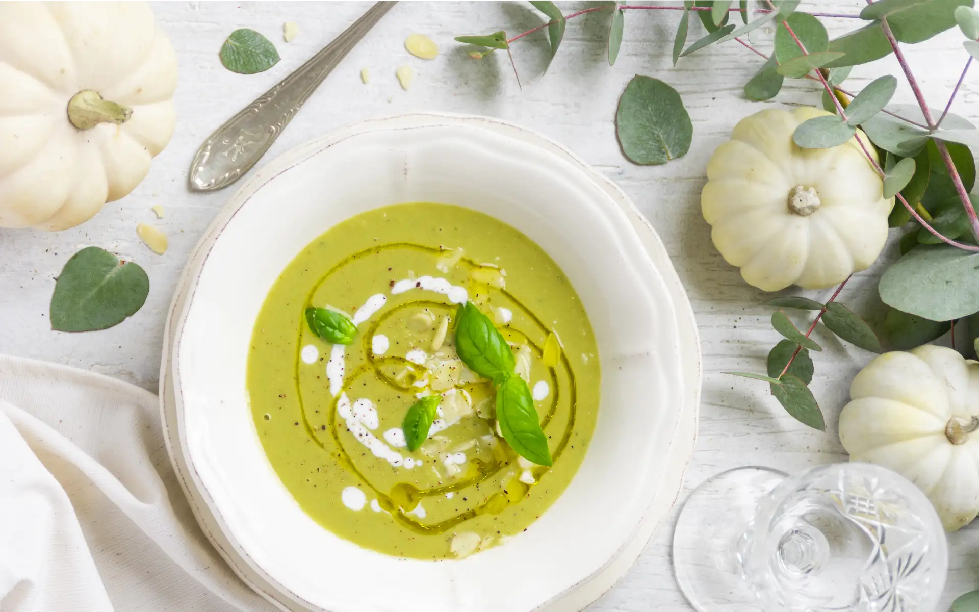 Centrotavola autunnale con zucche bianche