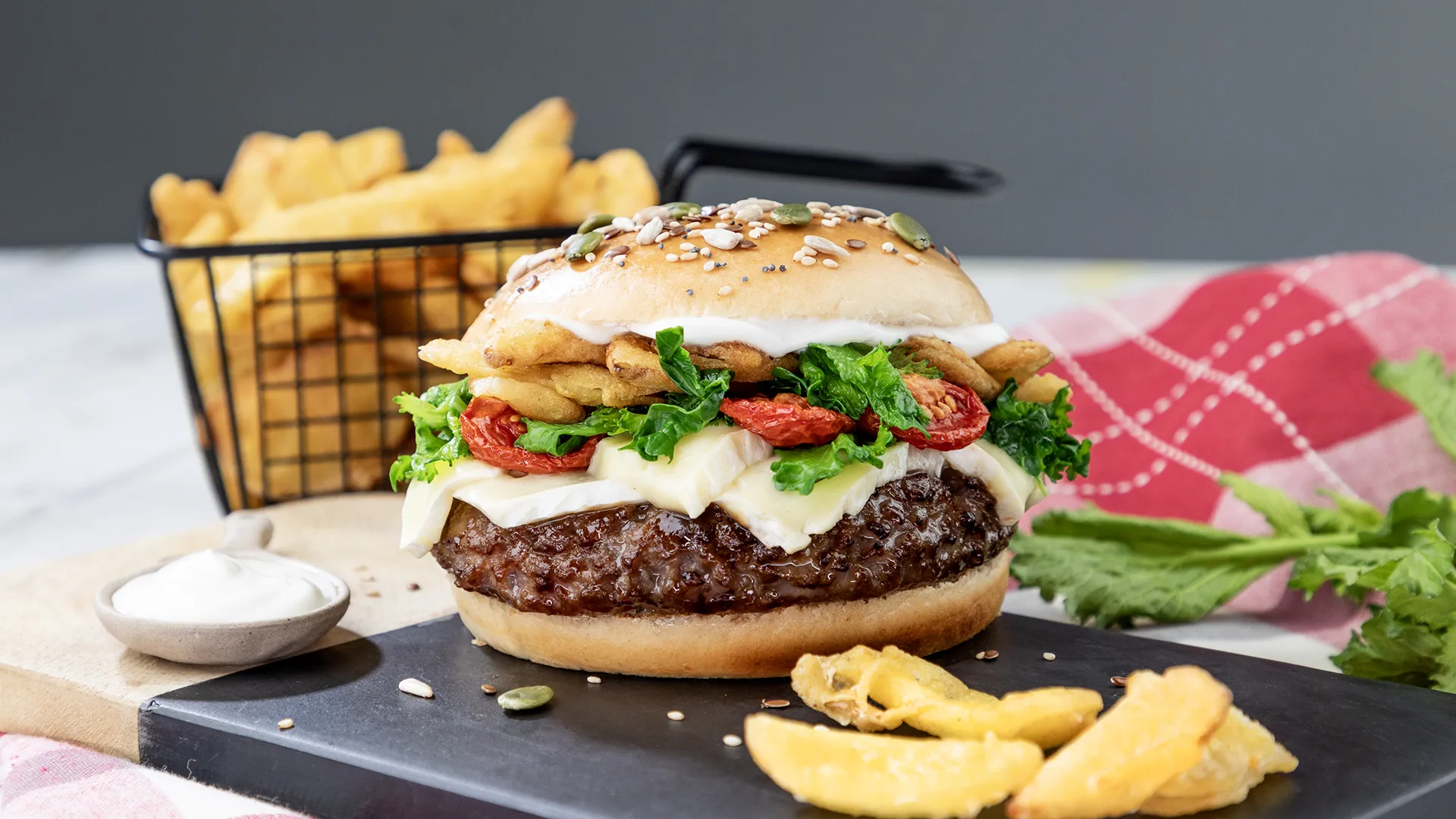 Burger di Chianina con cipolla pastellata, pomodorini e brie