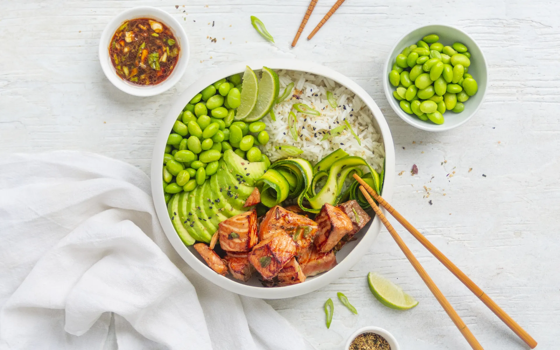 Edamame Bowl con riso e salmone