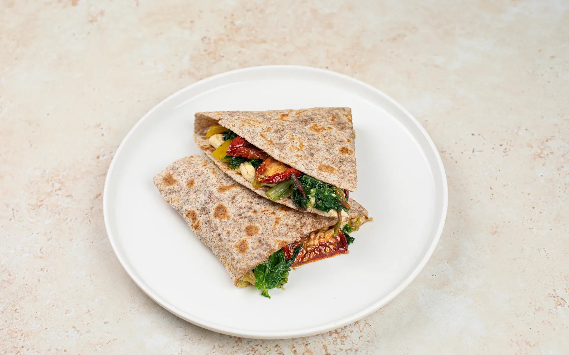 Piadina con hummus, bietoline tricolore e pomodori secchi - Ricette Orogel