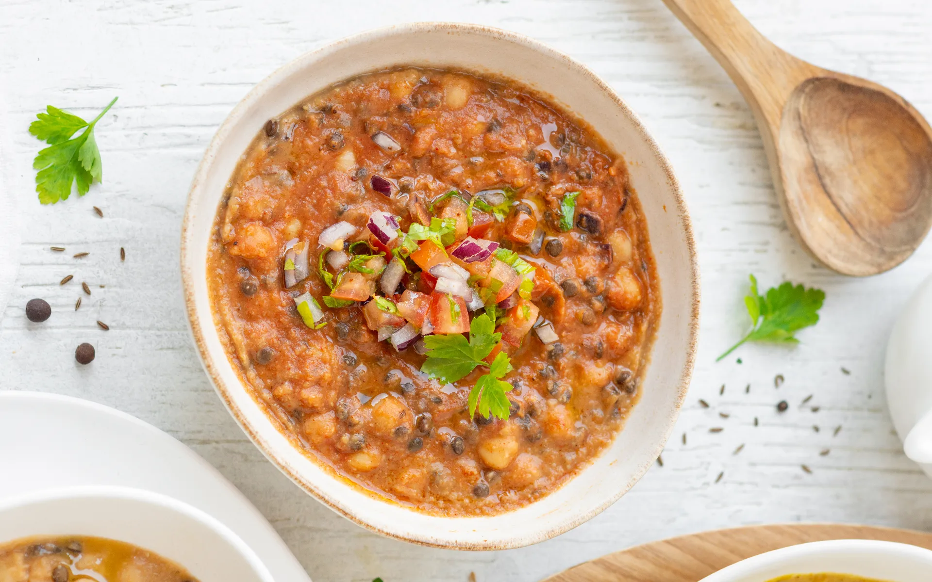 Zuppa di ceci e lenticchie con pomodoro e spezie